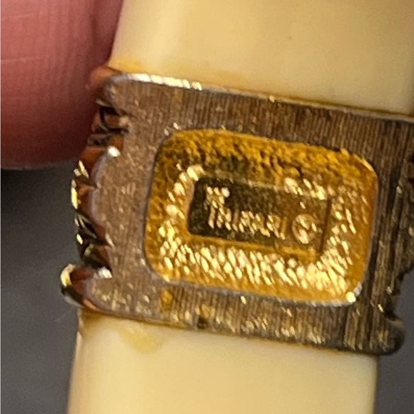 Crown Trifari Bangle Cream Marble Lucite 1960’s - Picture 7 of 8